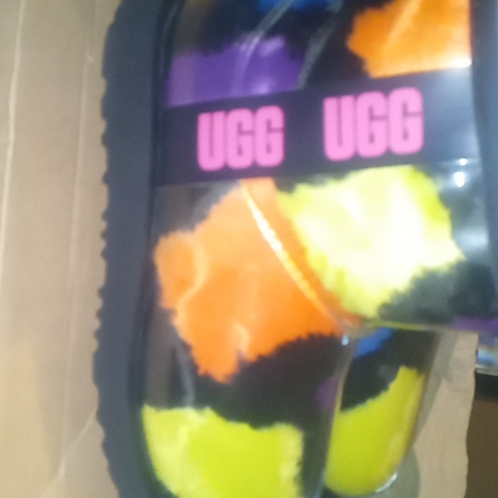 UGG/ kids classic mini pastry spots size 2